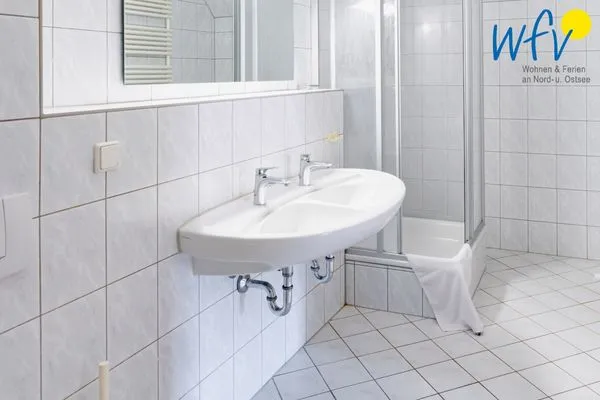 Badezimmer Ferienhaus am Gutspark Dranske Ferienwohnung Sonnenliebe