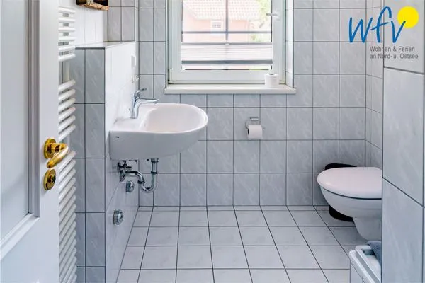 Badezimmer Ferienhaus am Gutspark Dranske Ferienwohnung Sonnenmorgen