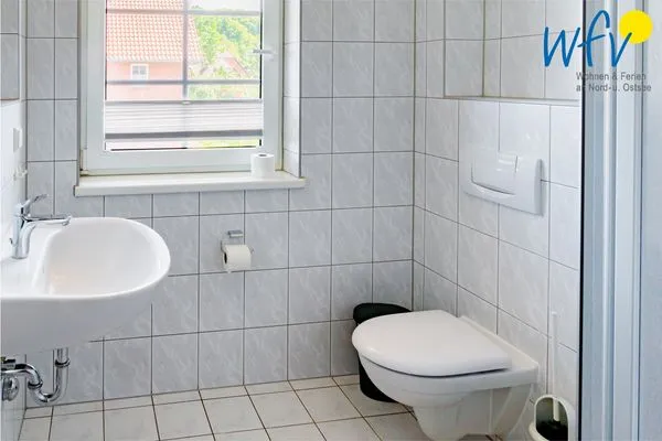 Badezimmer Ferienhaus am Gutspark Dranske Ferienwohnung Sonnenmorgen