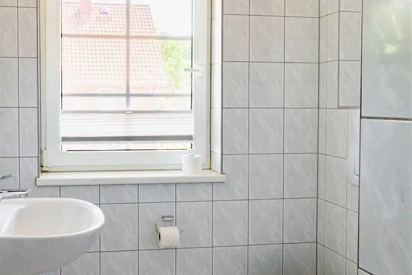 Badezimmer Ferienhaus am Gutspark Dranske Ferienwohnung Sonnenmorgen
