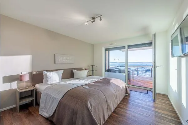 Ferienwohnung Quartier Lounge Hafenresidenz Waren (Müritz) - Schlafzimmer mit Hafenblick  Quartier Lounge