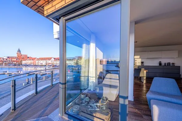 Ferienwohnung Quartier Lounge Hafenresidenz Waren (Müritz) - Balkon mit Blick auf Waren (Müritz)  Quartier Lounge