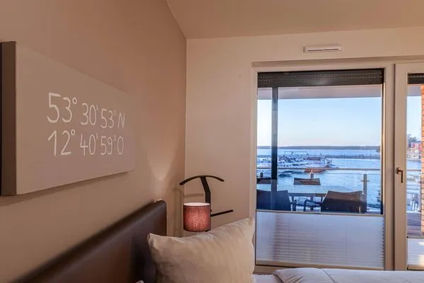 Ferienwohnung Quartier Lounge Hafenresidenz Waren (Müritz) - Schlafzimmer mit Ausblick  Quartier Lounge