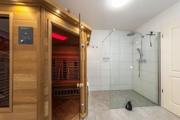 Ferienwohnung Müritzoase Hafenresidenz Waren (Müritz) - Badezimmer mit Infrarot-Sauna  Müritzoase