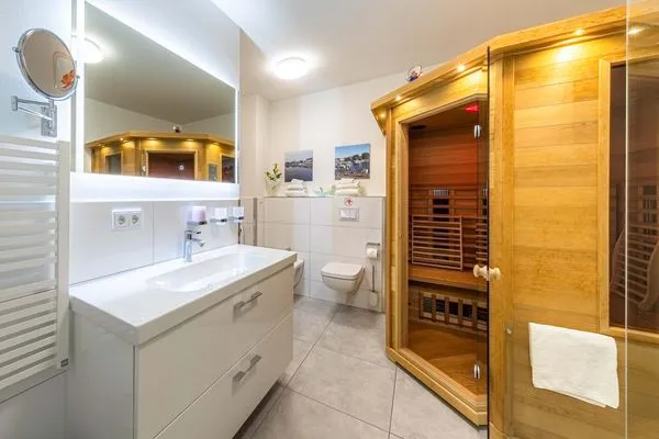 Ferienwohnung Müritzoase Hafenresidenz Waren (Müritz) - Badezimmer mit Infrarot-Sauna  Müritzoase