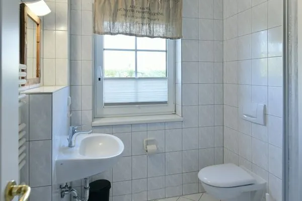 Badezimmer Ferienhaus am Gutspark Dranske Ferienwohnung Silbergras