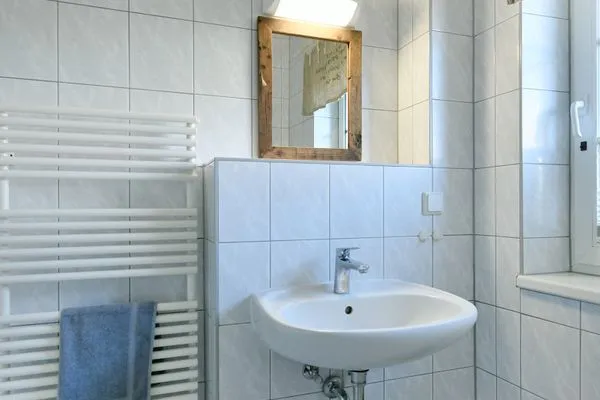 Badezimmer Ferienhaus am Gutspark Dranske Ferienwohnung Silbergras