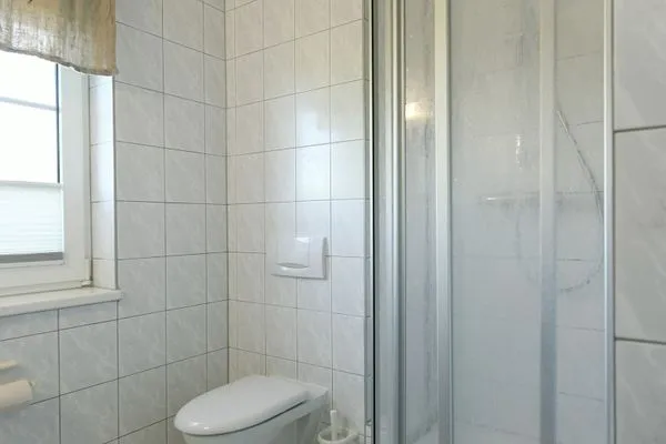 Badezimmer Ferienhaus am Gutspark Dranske Ferienwohnung Silbergras