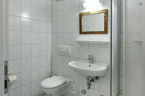 Badezimmer Ferienhaus am Gutspark Dranske Ferienwohnung Heiderose