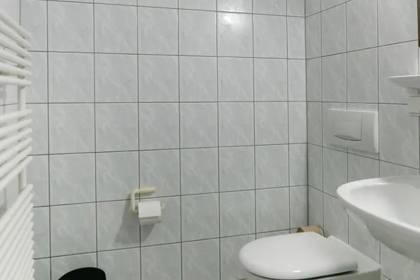 Badezimmer Ferienhaus am Gutspark Dranske Ferienwohnung Heiderose