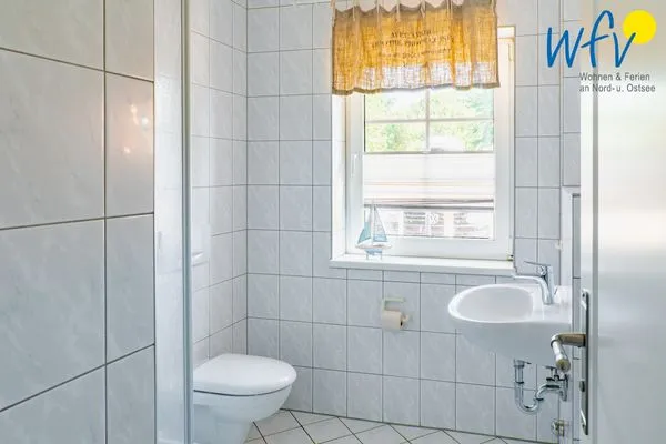 Badezimmer Ferienhaus am Gutspark Dranske Ferienwohnung Strandroggen