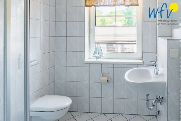 Badezimmer Ferienhaus am Gutspark Dranske Ferienwohnung Strandroggen
