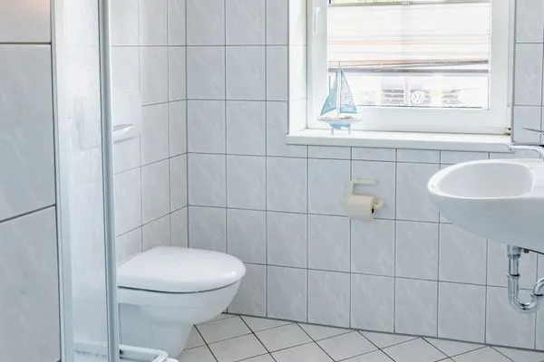 Badezimmer Ferienhaus am Gutspark Dranske Ferienwohnung Strandroggen