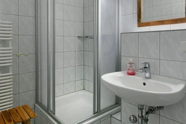 Badezimmer Ferienhaus am Gutspark Dranske Ferienwohnung Sandglöckchen