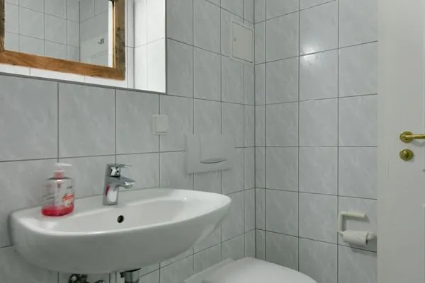 Badezimmer Ferienhaus am Gutspark Dranske Ferienwohnung Sandglöckchen