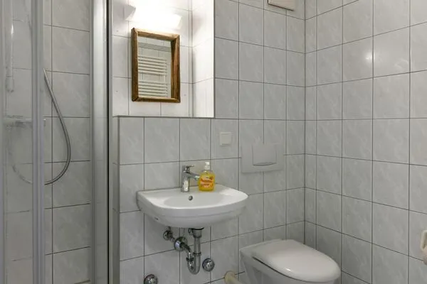 Badezimmer Ferienhaus am Gutspark Dranske Ferienwohnung Sonnenschein