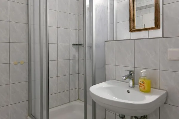 Badezimmer Ferienhaus am Gutspark Dranske Ferienwohnung Sonnenschein