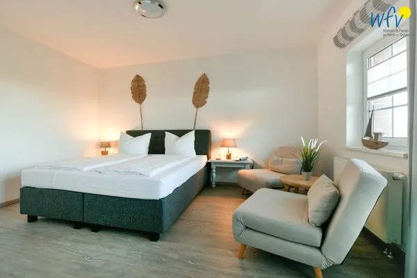 Schlafzimmer Ferienhaus am Gutspark Dranske Ferienwohnungen Sonnenaufgang und Sonnentag