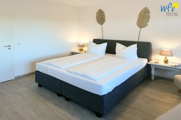 Schlafzimmer Ferienhaus am Gutspark Dranske Ferienwohnungen Sonnenaufgang und Sonnentag