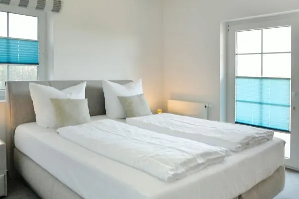 Schlafzimmer Ferienhaus am Gutspark Dranske Ferienwohnungen Sonnenaufgang und Sonnentag