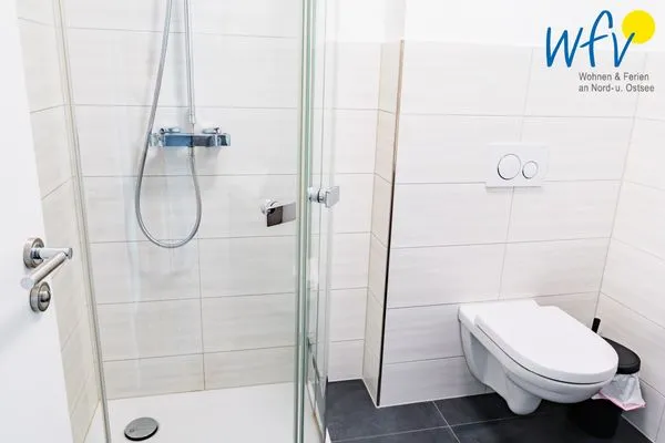 Badezimmer Ferienhaus am Gutspark Dranske Ferienwohnungen Sonnenaufgang und Sonnentag