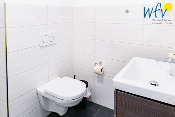 Badezimmer Ferienhaus am Gutspark Dranske Ferienwohnungen Sonnenaufgang und Sonnentag