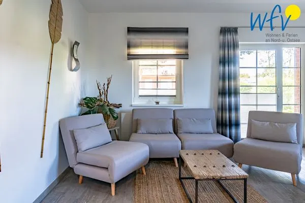 Wohnzimmer Ferienhaus am Gutspark Dranske Ferienwohnungen Sonnenaufgang und Sonnentag