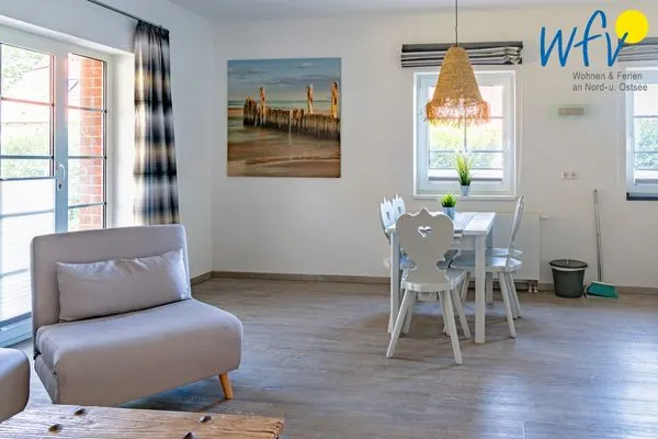 Wohnzimmer Ferienhaus am Gutspark Dranske Ferienwohnungen Sonnenaufgang und Sonnentag