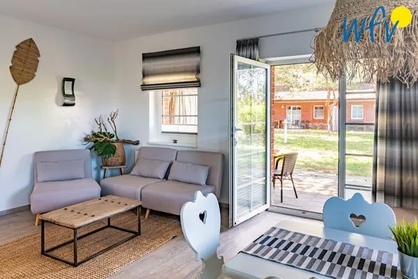 Wohnzimmer Ferienhaus am Gutspark Dranske Ferienwohnungen Sonnenaufgang und Sonnentag