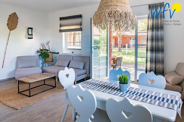 Wohnzimmer Ferienhaus am Gutspark Dranske Ferienwohnungen Sonnenaufgang und Sonnentag