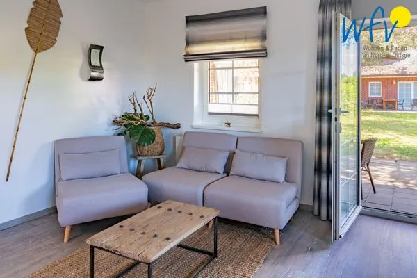 Wohnzimmer Ferienhaus am Gutspark Dranske Ferienwohnungen Sonnenaufgang und Sonnentag