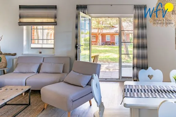 Wohnzimmer Ferienhaus am Gutspark Dranske Ferienwohnungen Sonnenaufgang und Sonnentag