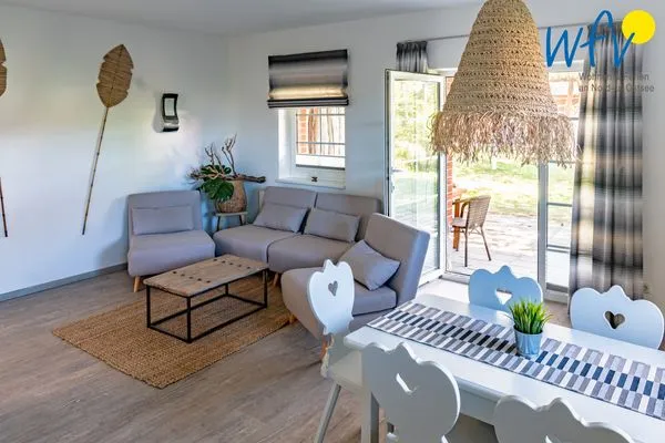 Wohnzimmer Ferienhaus am Gutspark Dranske Ferienwohnungen Sonnenaufgang und Sonnentag