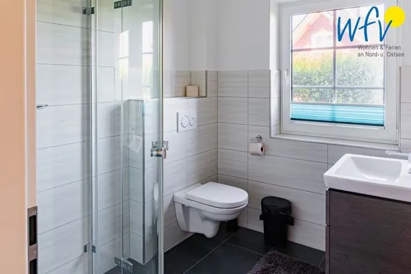 Badezimmer Ferienhaus am Gutspark Dranske Ferienwohnungen Sonnenaufgang und Sonnentag