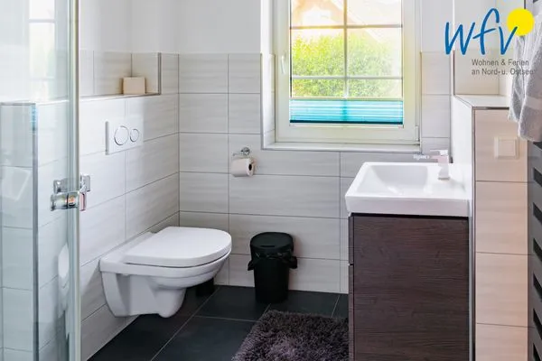 Badezimmer Ferienhaus am Gutspark Dranske Ferienwohnungen Sonnenaufgang und Sonnentag