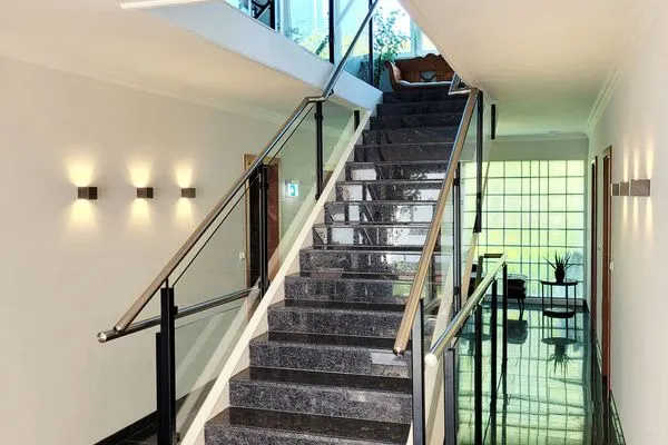 Treppenaufgang zum Dachgeschoss  Kostengünstige & charmante Ferienunterkunft ohne Küche und in Strandnähe - inkl. Fahrradunterstellplatz