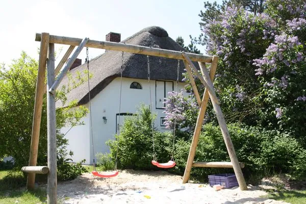Schaukel hinter dem Friesenhaus Amrum in Süddorf auf der Nordseeinsel Amrum Friesenhaus Amrum Hommelkasche