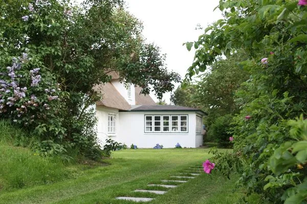 Weg zum Friesenhaus Amrum in Süddorf auf der Nordseeinsel Amrum Friesenhaus Amrum Hommelkasche