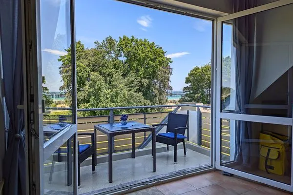 Blick auf den Balkon und den Deich Residenz am Strand Wohnung 2-46