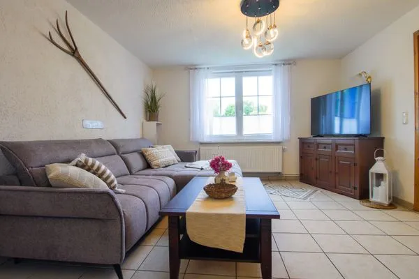 Wohnzimmer mit TV  Ferienwohnung im Landmannsheim