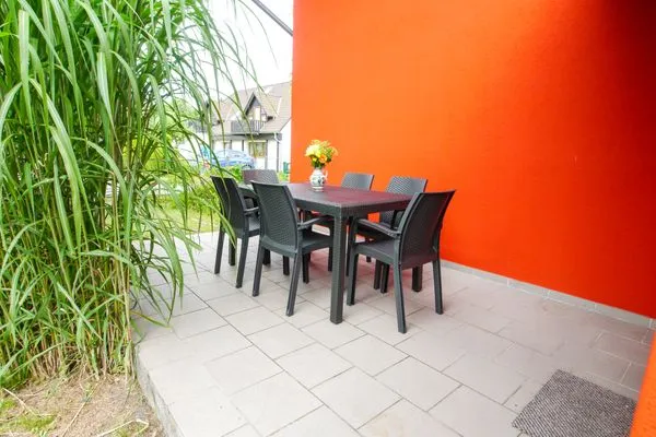 Terrasse mit Tisch und Bestuhlung  Ferienwohnung im Landmannsheim