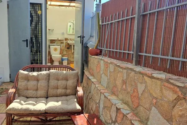 outdoor shower  Vivian