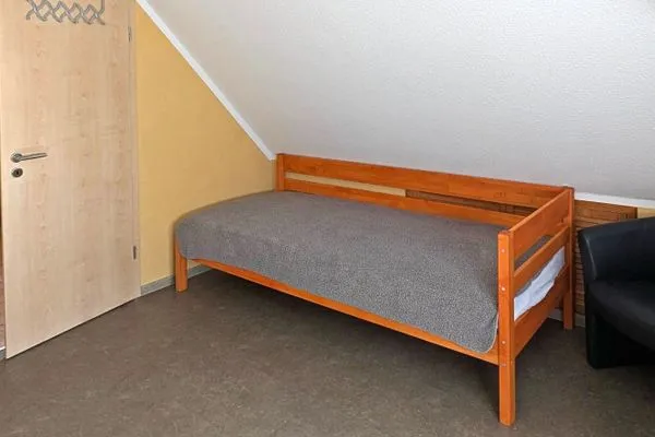 Schlafzimmer mit Doppelbett und Einzelbett  Glebbe 17 - Wohnung Südblick