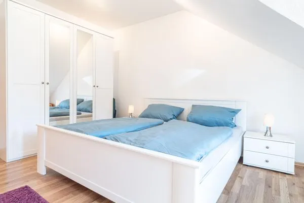 Schlafzimmer mit Doppelbett und TV Ferienpark Freesenbruch Reihenhaus 5b - Seehund