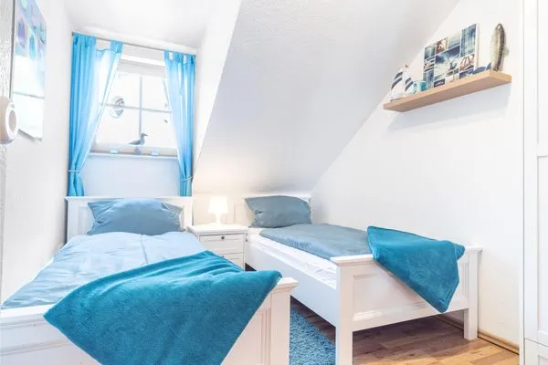 Schlafzimmer mit zwei Einzelbetten Ferienpark Freesenbruch Reihenhaus 5b - Seehund