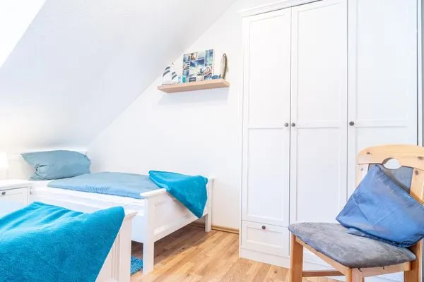 Schlafzimmer mit zwei Einzelbetten Ferienpark Freesenbruch Reihenhaus 5b - Seehund