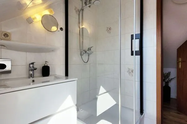 Ansicht Badezimmer mit Fenster  Dachgeschoss Ferienunterkunft ohne Küche in Strandnähe - Ideal für Kurztrips
