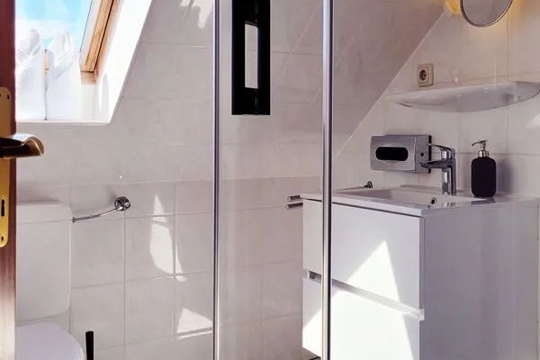 Toilette im Badezimmer  Dachgeschoss Ferienunterkunft ohne Küche in Strandnähe - Ideal für Kurztrips