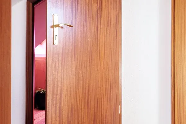 Besondere Eingangstür  Dachgeschoss Ferienunterkunft ohne Küche in Strandnähe - Ideal für Kurztrips