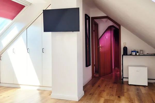 Mini-Küchenzeile und TV  Kostengünstige & charmante Ferienunterkunft ohne Küche und in Strandnähe - inkl. Fahrradunterstellplatz